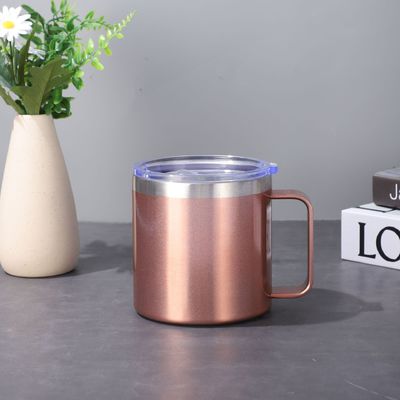 Une tasse isolée à café de 14 oz avec couvercle coulissant