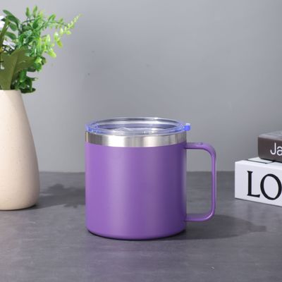 Une tasse isolée à café de 14 oz avec couvercle coulissant