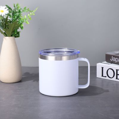 Une tasse isolée à café de 14 oz avec couvercle coulissant