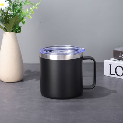 Une tasse isolée à café de 14 oz avec couvercle coulissant